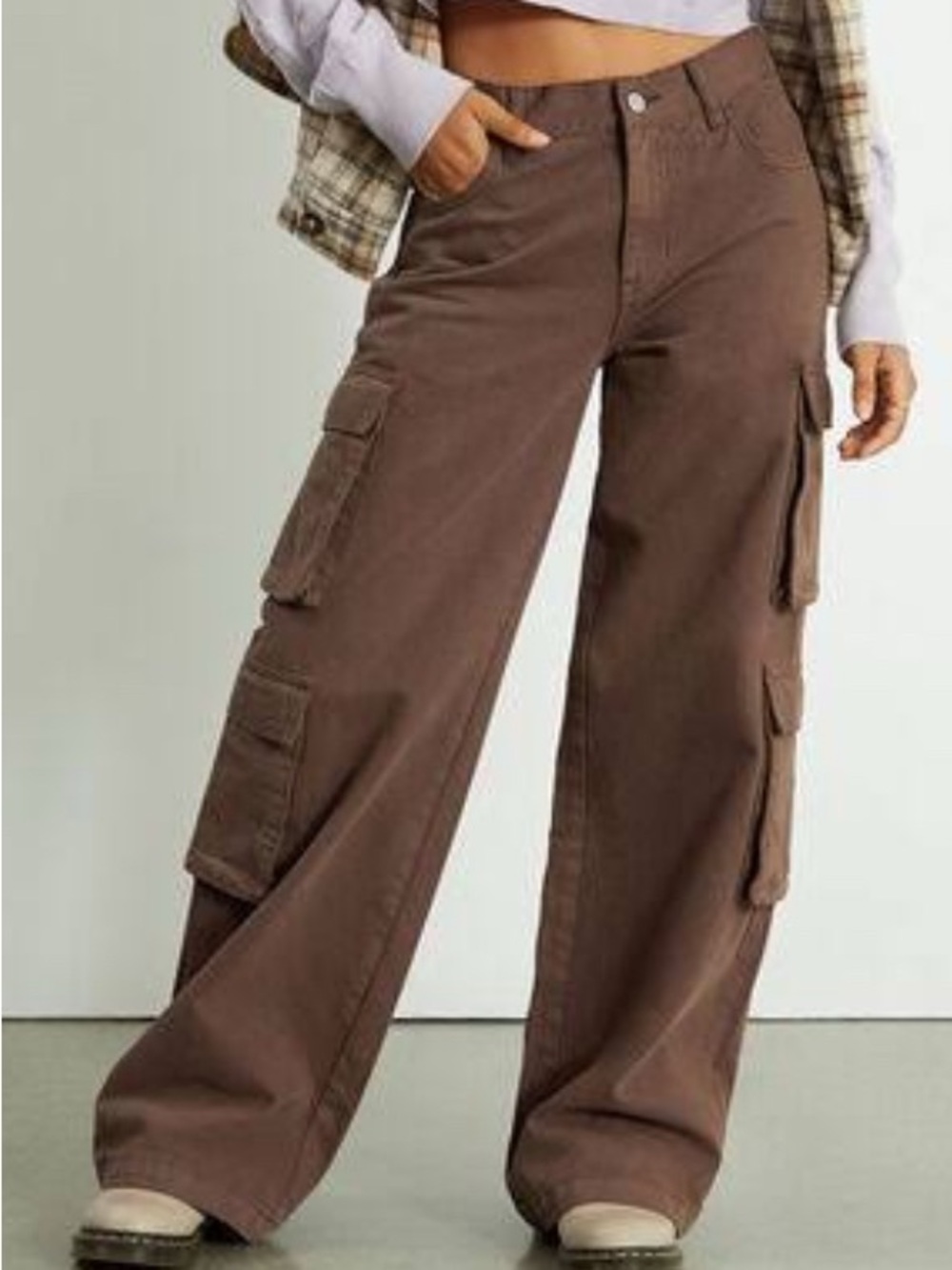 Wide-Leg Cargo Pants in Brown